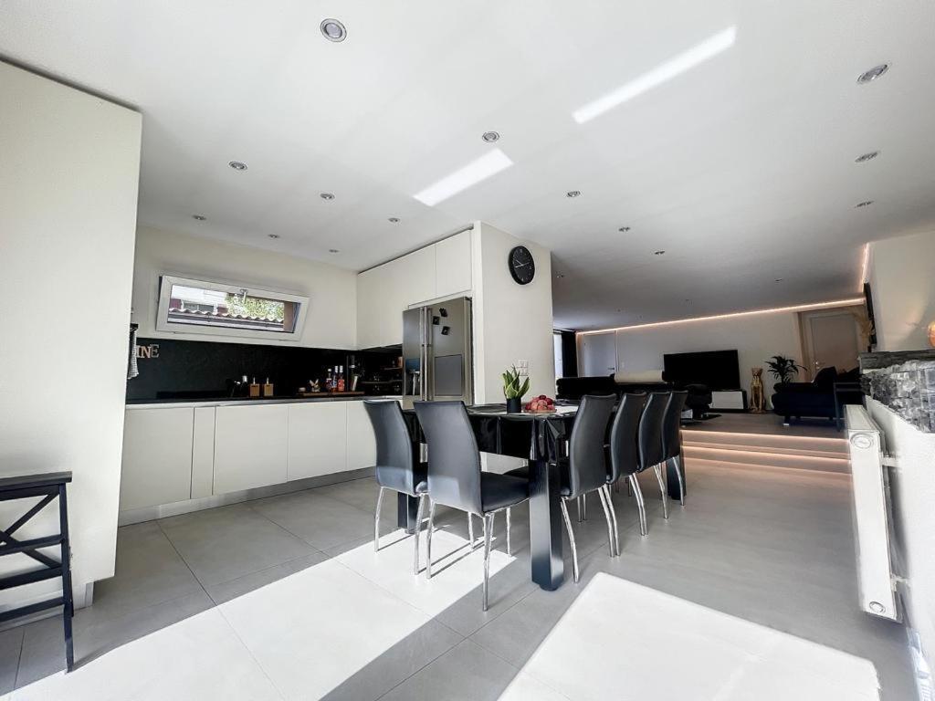 Appartement Moderne Avec Terrasse Et Piscine A Chatel Sur Bex Exterior foto